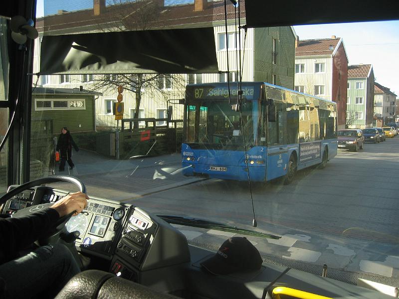 februari 2008 130.jpg - Gul buss möter blå buss i majorna.